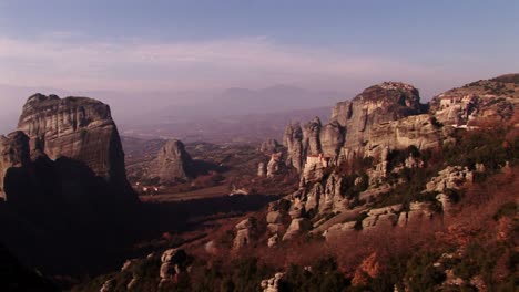 Weite-Schwenkaufnahme-Der-Atemberaubenden-Meteora-Klippen-Und-Des-Spektakulären-Klosters-Roussanou-In-Griechenland