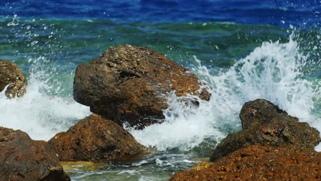 Olas-Del-Mar-Rompiendo-En-Las-Rocas-Con-Abundante-Agua-Salpicando