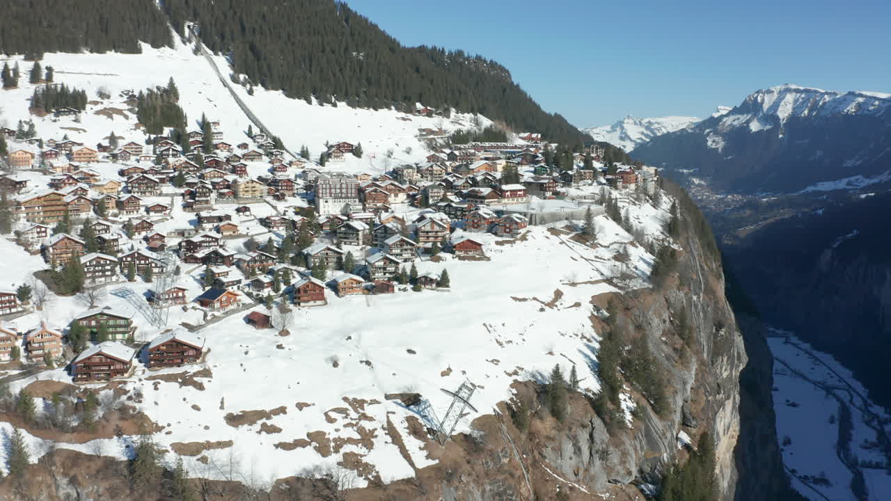 volando hacia la ciudad cubierta de nieve al borde de la montaña