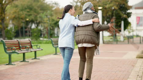 Krankenschwester,-Spaziergang-Und-Park-Mit-Der-Alten-Frau