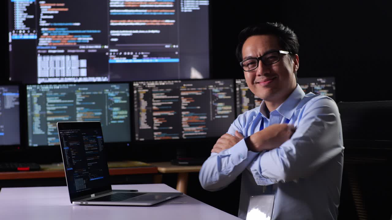 programador sonriendo en el trabajo