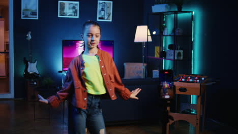 estrella de los medios virales bailando en el apartamento, grabando video con el teléfono en trípode para los fanáticos de internet de la generación z