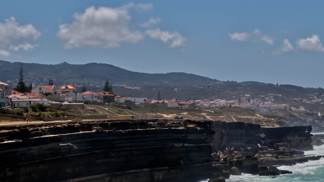 Kystudsigt over Portugal med klipper og huse nær vandet