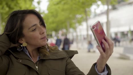 Lächelnde-Attraktive-Junge-Frau-Mit-Smartphone,-Die-Ein-Selfie-Macht.