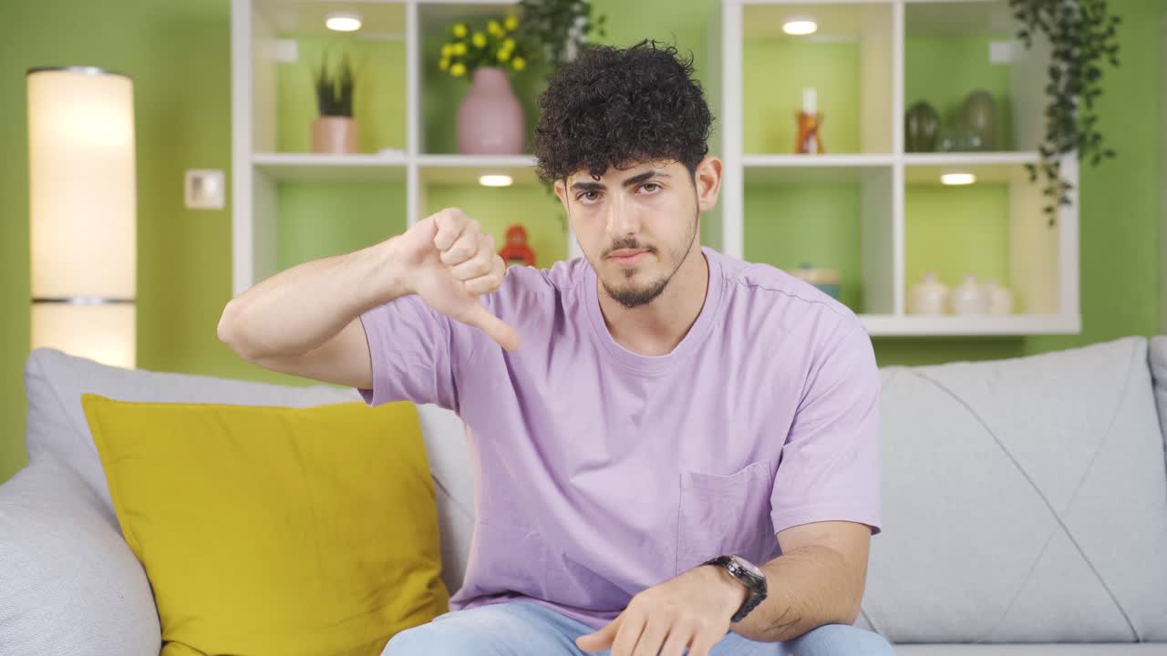 joven haciendo un gesto negativo mirando a la cámara.