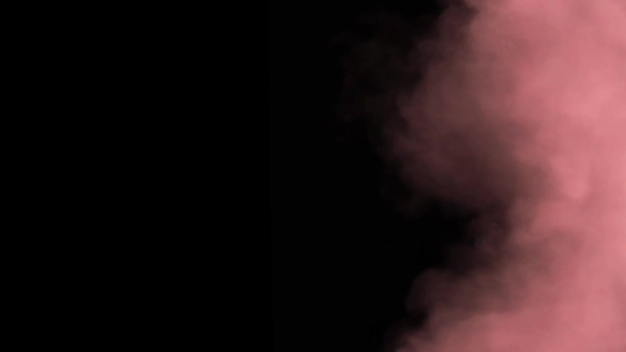 Fumo rosa tenue che sale su sfondo nero