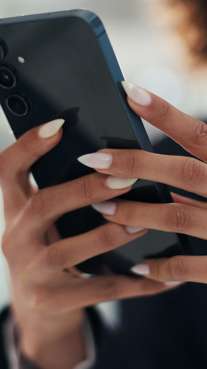 Nærbillede af hænder, der bruger en smartphone