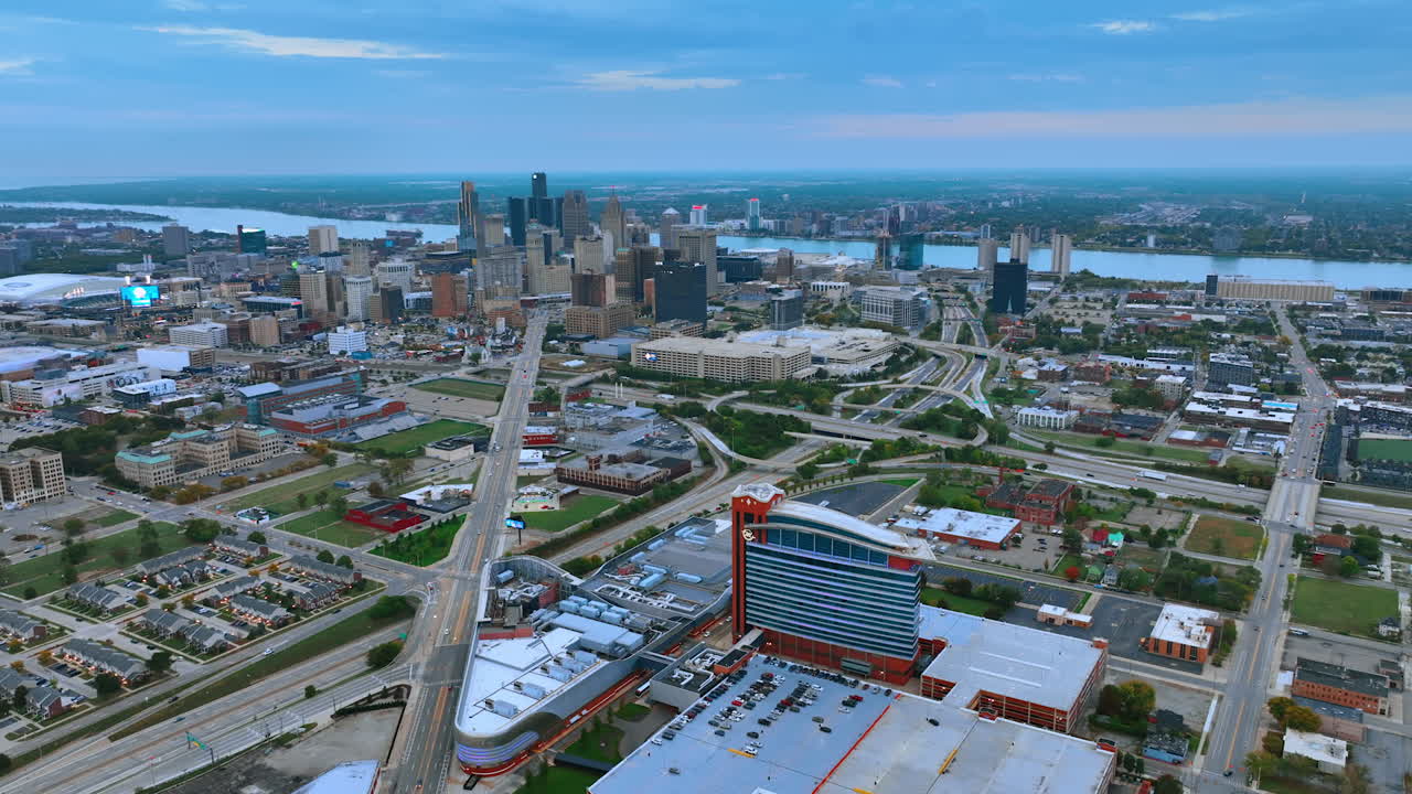 Detroit, USA, 28 luglio 2025: Vista distante dal centro di Detroit, Michigan, USA. Grattacieli della città sullo sfondo del lungofiume del fiume Detroit. Prospettiva aerea