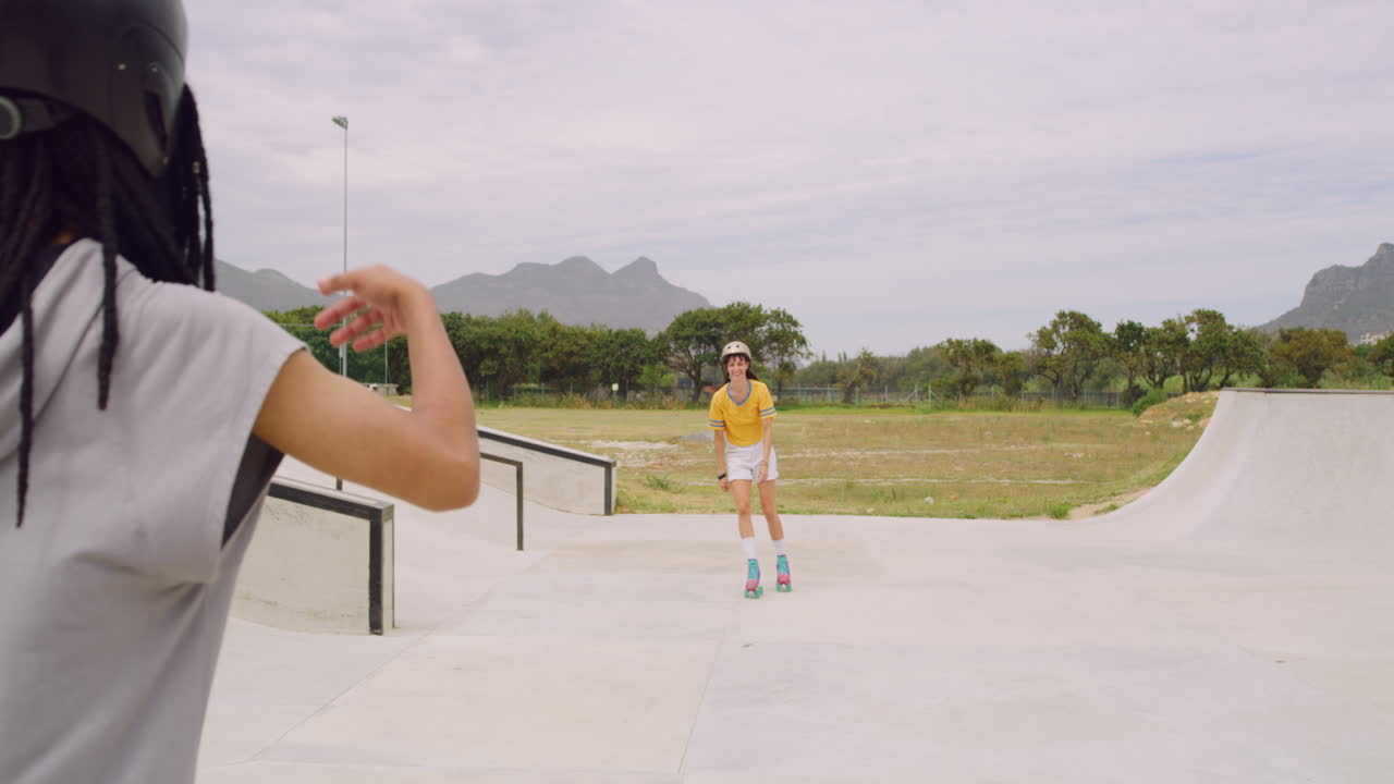 dos jóvenes y modernos amigos activos y diversos