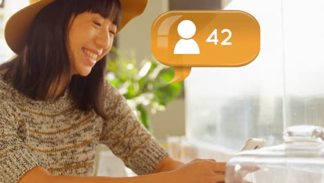幸せに携帯電話でテキストメッセージを送っている女性