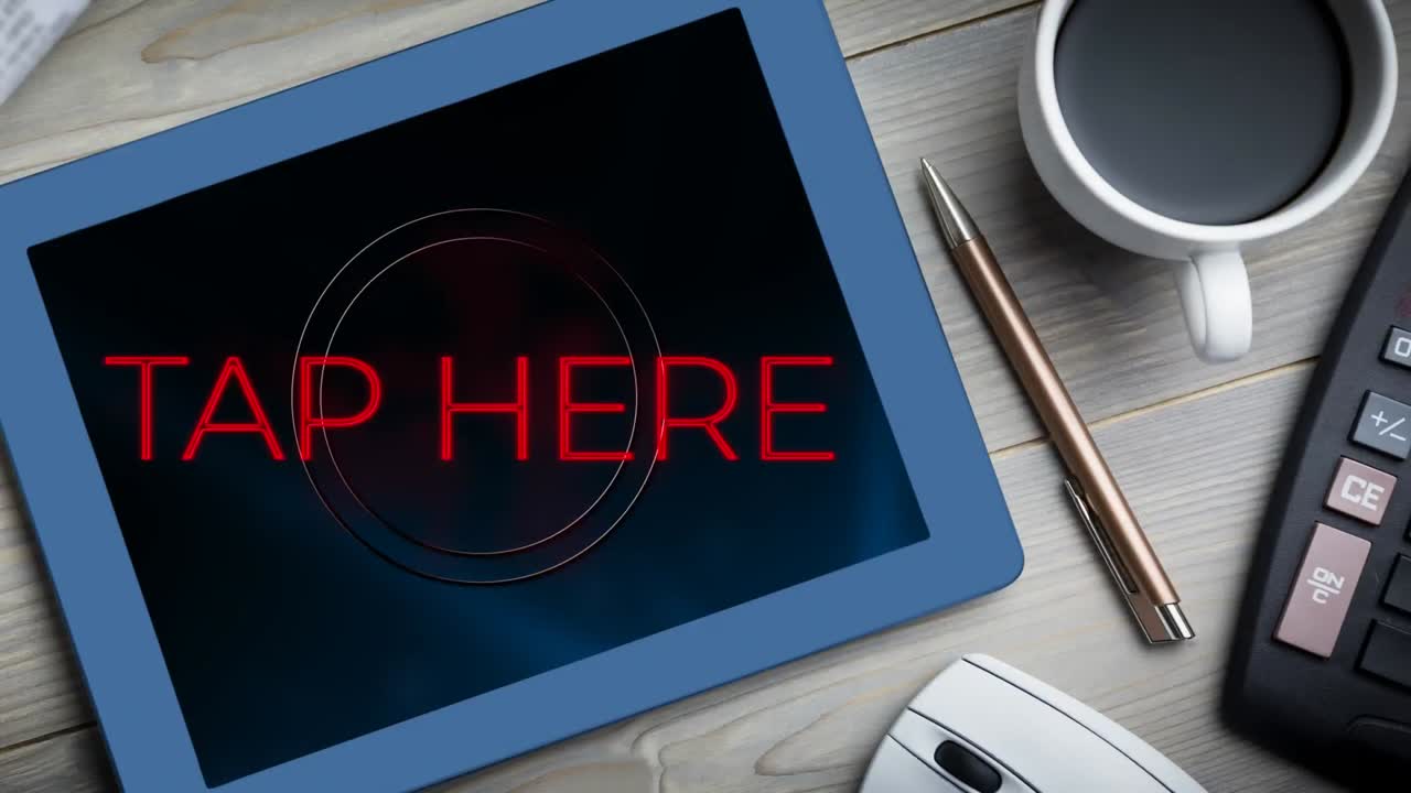 animación de palabras rojas toque aquí parpadeando en la pantalla de la tableta digital puesto en un escritorio con una taza de café