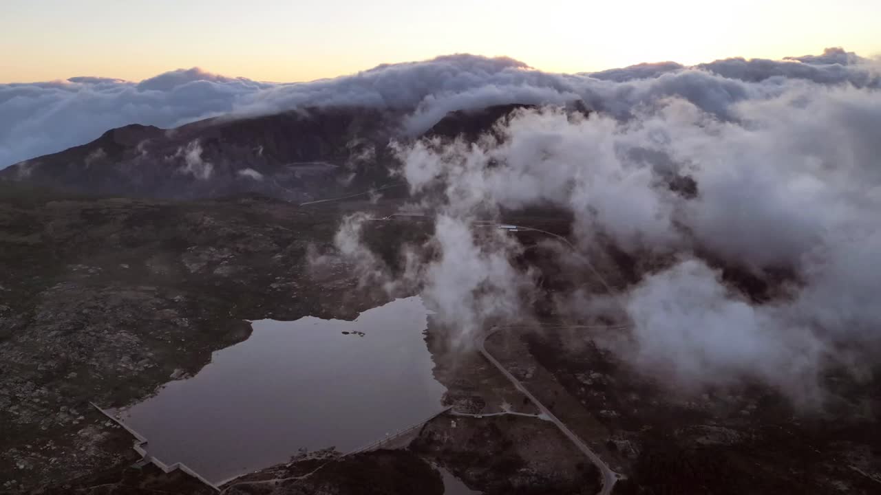 una cobertura de lapso de tiempo con movimiento rápido en las nubes de la serra de estrella y una puesta de sol en el fondo en tierra portuguesa