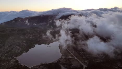 Una-Cobertura-En-Time-lapse-Con-Movimientos-Rápidos-Sobre-Las-Nubes-De-La-Sierra-De-Estrella-Y-Una-Puesta-De-Sol-De-Fondo-En-Tierra-Portuguesa