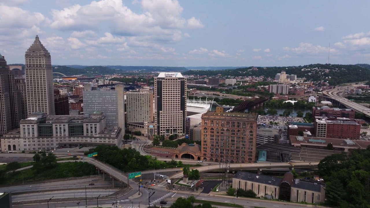 Edifici del centro di Pittsburgh, autostrade e corridoi ferroviari attraverso il nucleo urbano, ripresa aerea in allontanamento e discesa.
