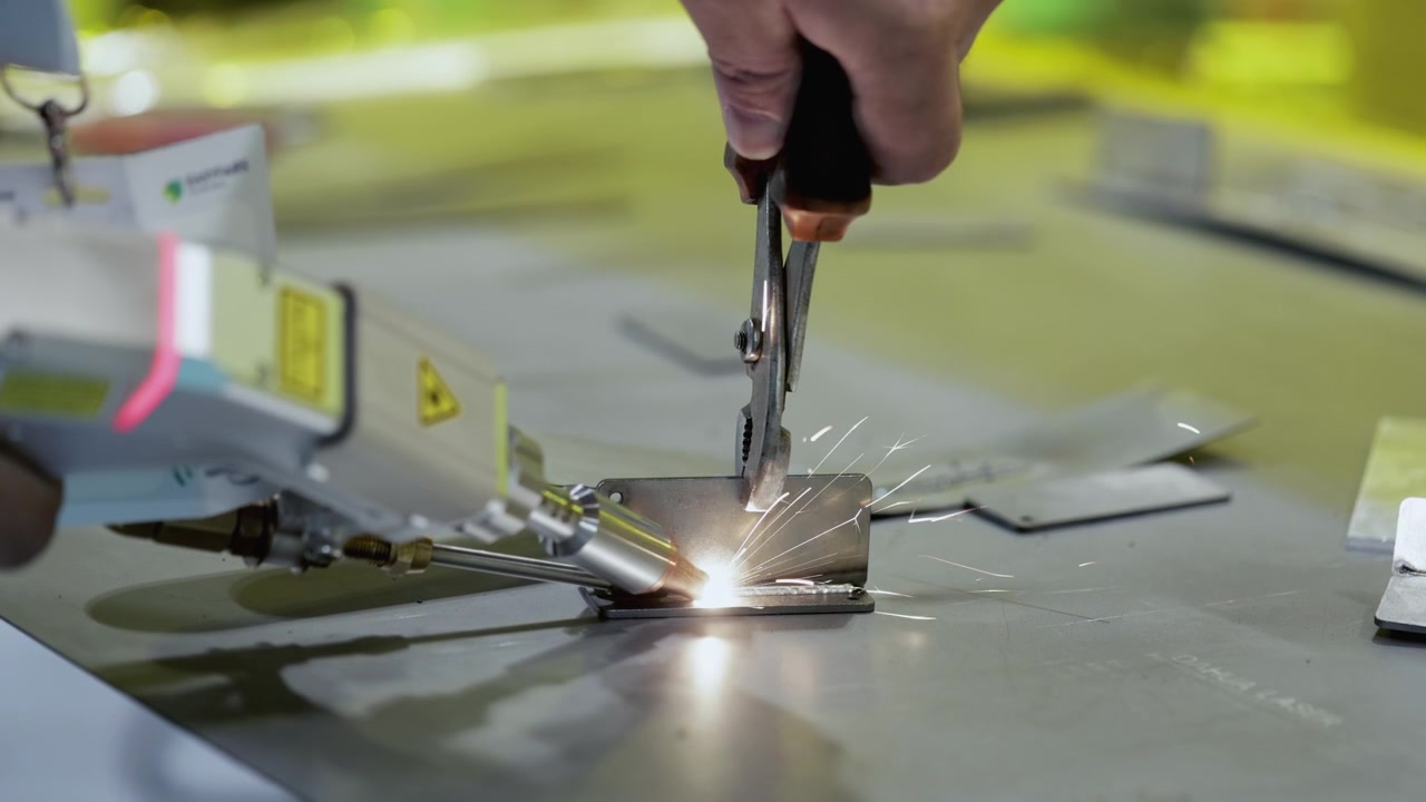 Saldatura laser industriale di componenti metallici in officina