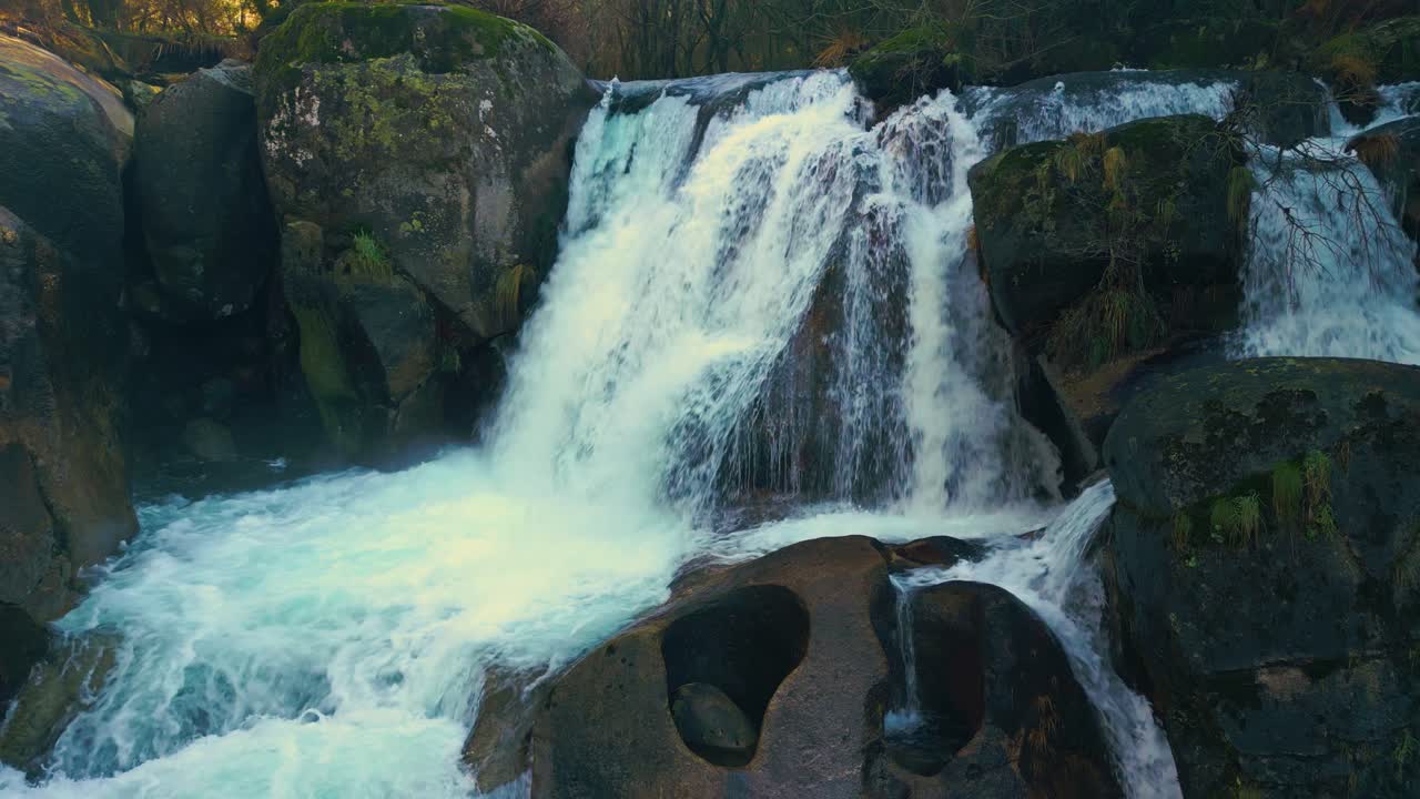 la cascada de noveira en cascada a través de las rocas en mazaricos, españa