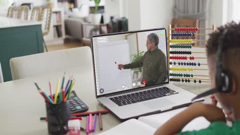 composición de un niño biracial en una computadora portátil aprendizaje en línea con un maestro masculino biracial