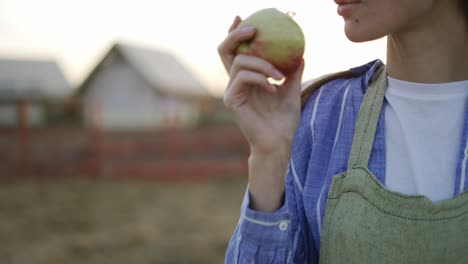Mujer-Joven-Mordiendo-Una-Manzana-Roja-Madura.-Concepto-De-Jardinería-Y-Alimentos-Orgánicos