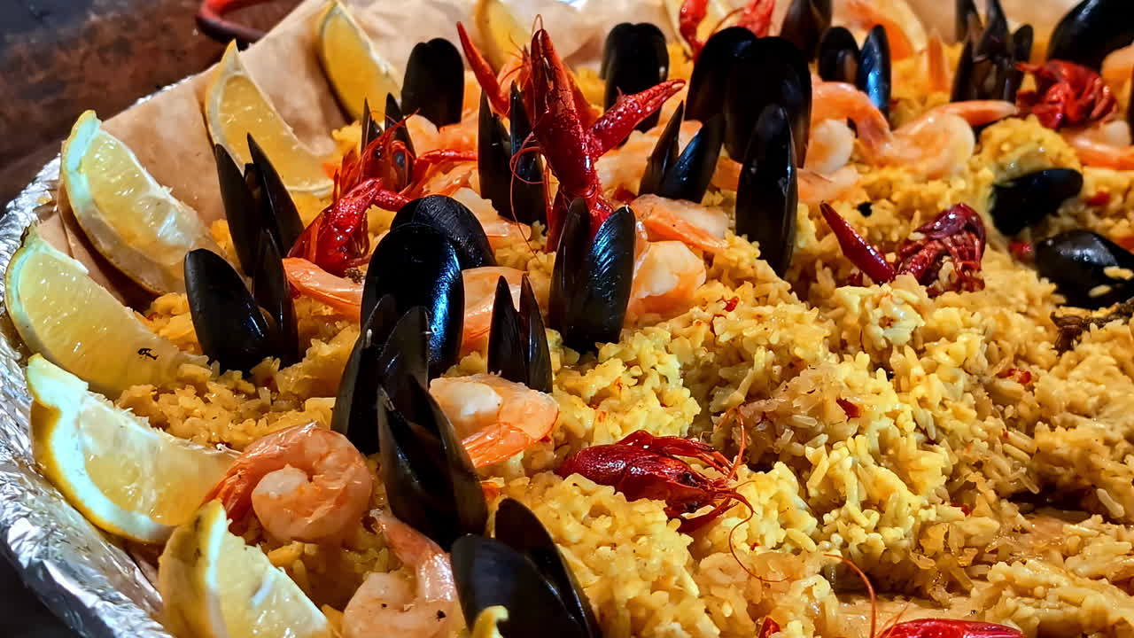 Paella, il famoso piatto spagnolo a base di riso, cucina nazionale spagnola, piatto di frutti di mare