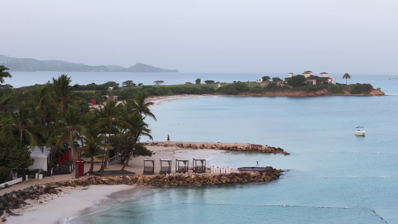 Scena di spiaggia tranquilla nei Caraibi