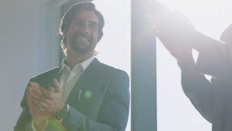 manos, aplausos y apoyo con un hombre de negocios