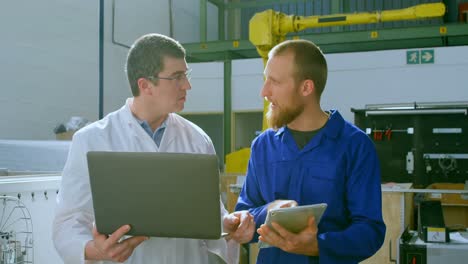 ingenieros robóticos discutiendo sobre una tableta digital 4k