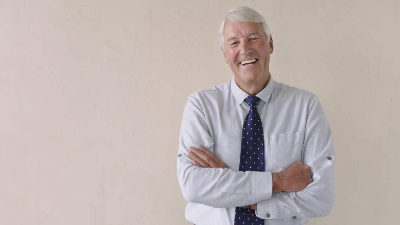 나이 든 기업가 의 초상화 웃는 팔 을  ⁇ 단 은퇴