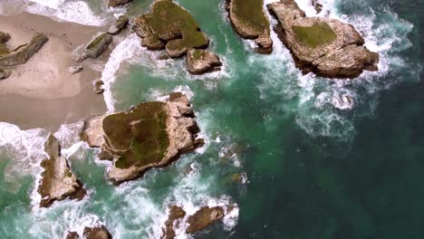 Vista-Aérea-De-Arriba-Hacia-Abajo-Del-Mar-Natural-Formación-Rocosa-Del-Océano-Praia-Das-Catedrais-Norte-De-España