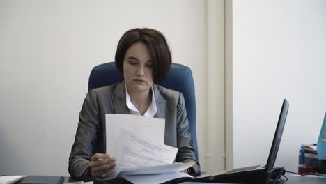 mujer de negocios que trabaja en una oficina