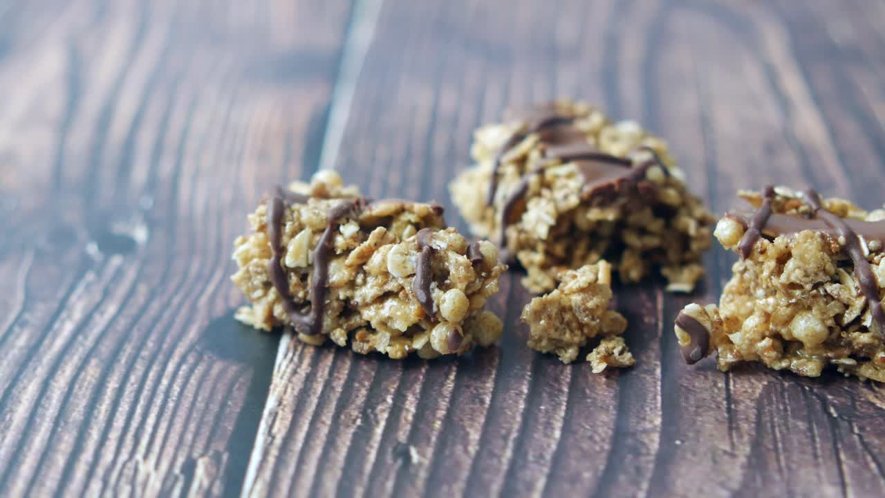 barras de granola de chocolate en una mesa de madera