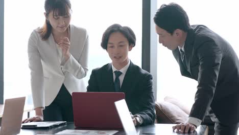 사무실에서 아시아 비즈니스 그룹 회의