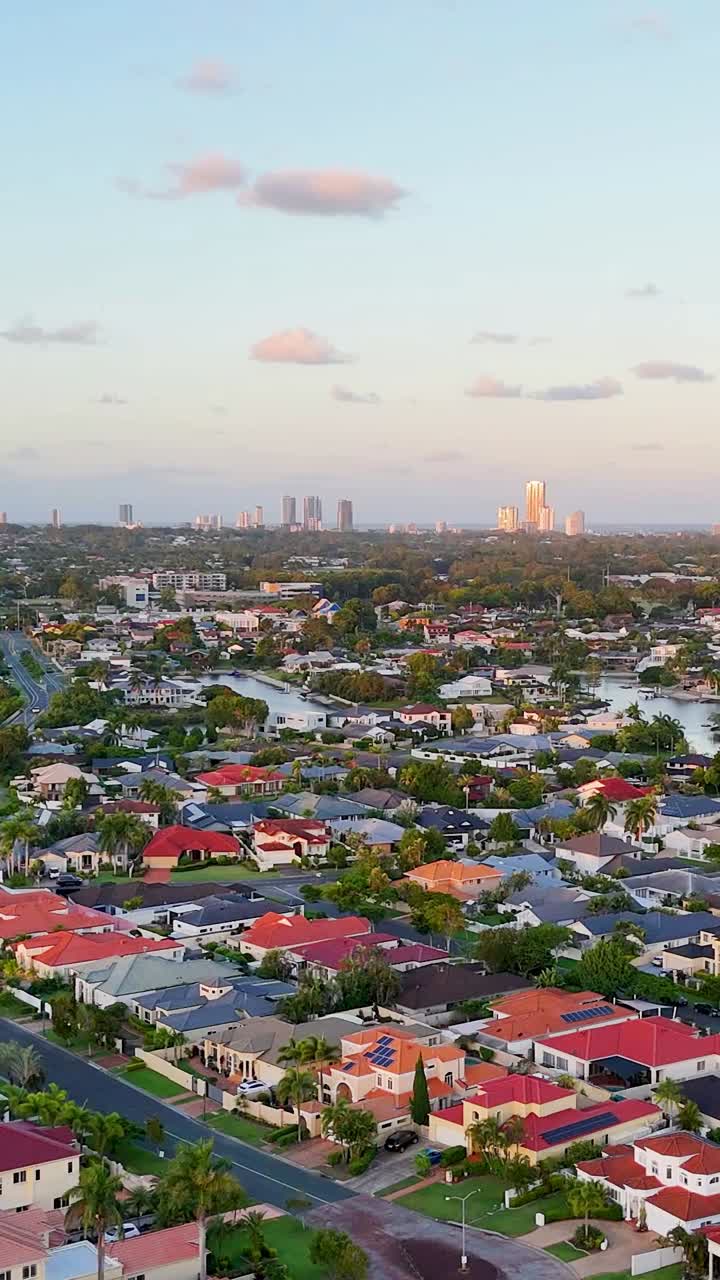 스카이라인과 수로를 가진 교외 풍경