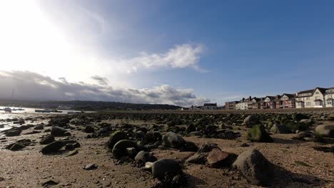 Cielo-Azul-Mañana-Nublado-Timelapse-Hoteles-De-La-Ciudad-Costera-Británica-En-La-Costa-De-Arena-Frente-Al-Mar