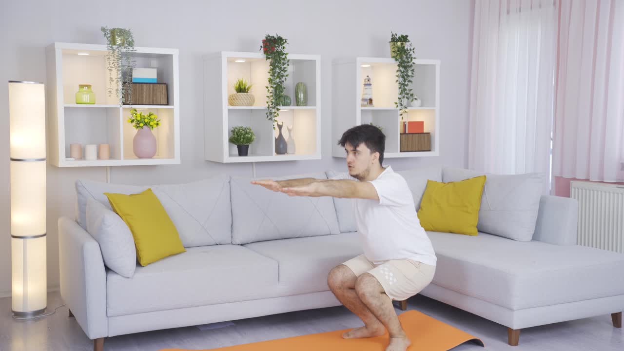 집에서 운동하세요. 그 남자는 집에서 운동하고 있습니다.