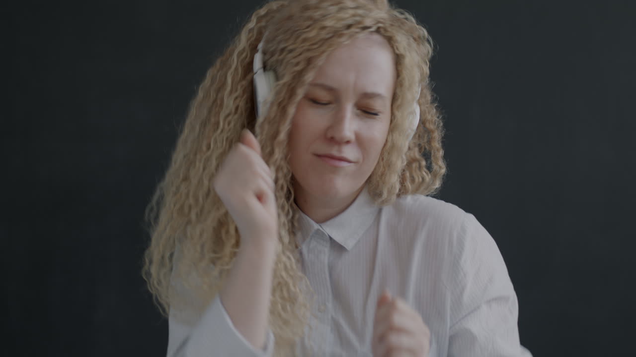 Baile de la mujer con los auriculares