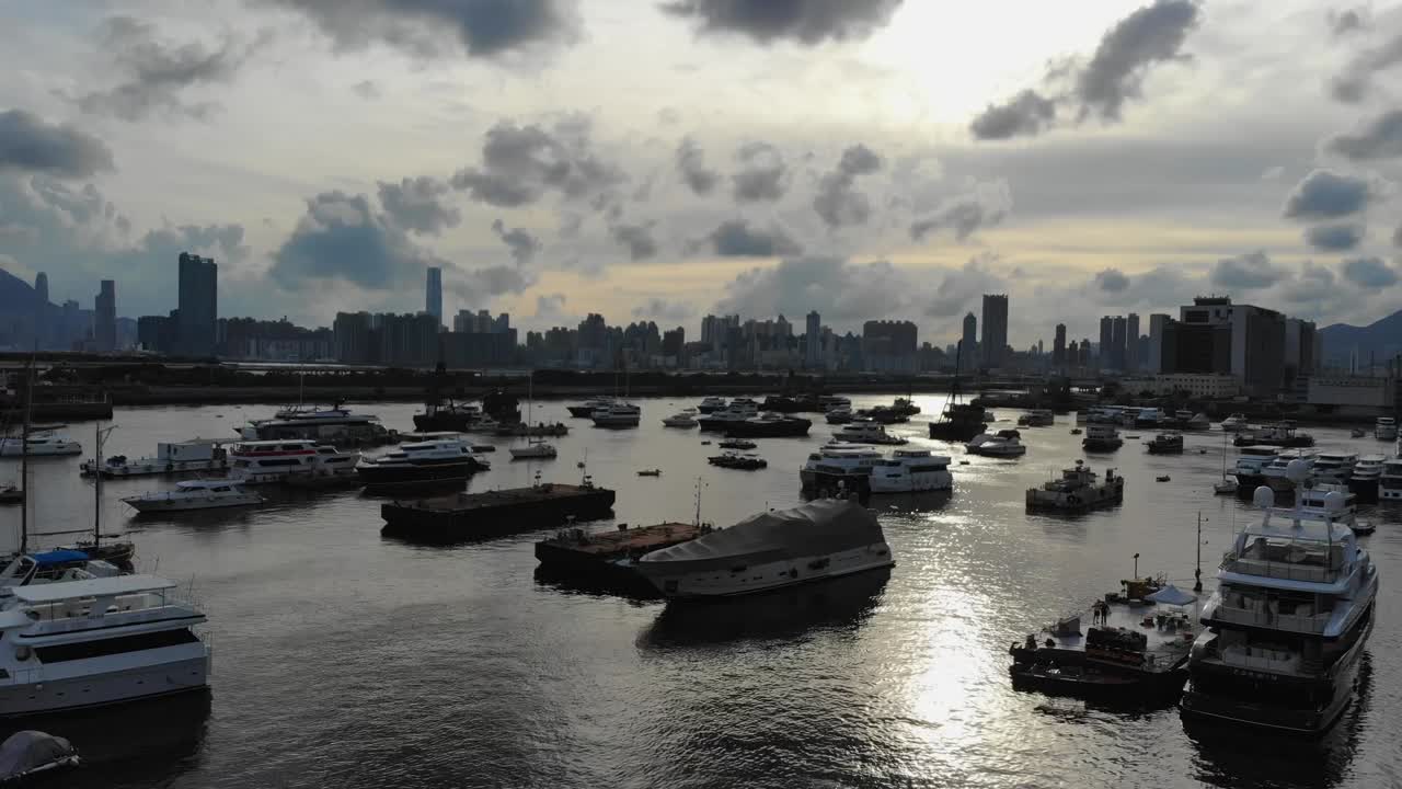 香港のスカイラインを背景に、船の上を前進するドローン映像。
