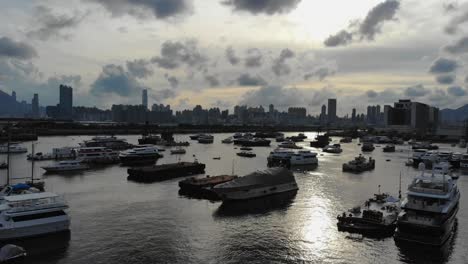 Drohnenaufnahmen,-Die-Sich-über-Boote-Mit-Der-Skyline-Von-Hongkong-Vorwärts-Bewegen