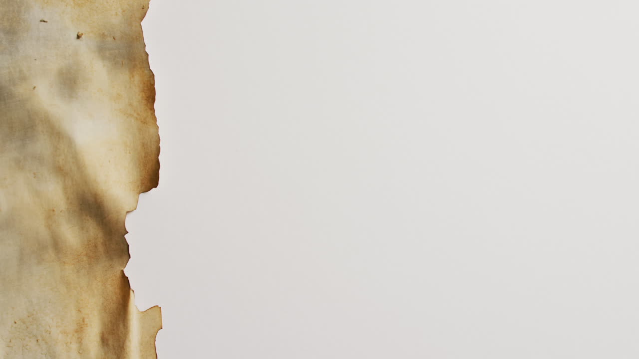 ⁇  배경 에 불타진 가장자리 를 가진 종이 조각 의 클로즈업 영상