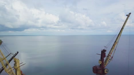 el intervalo entre dos grúas en el puerto marítimo 02
