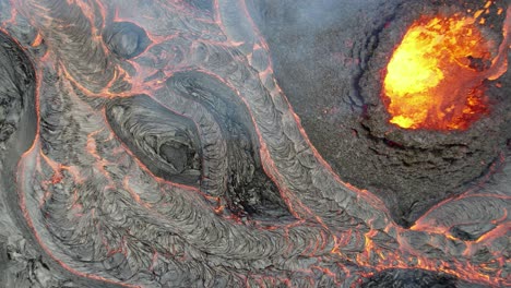 flujo de lava de un volcán