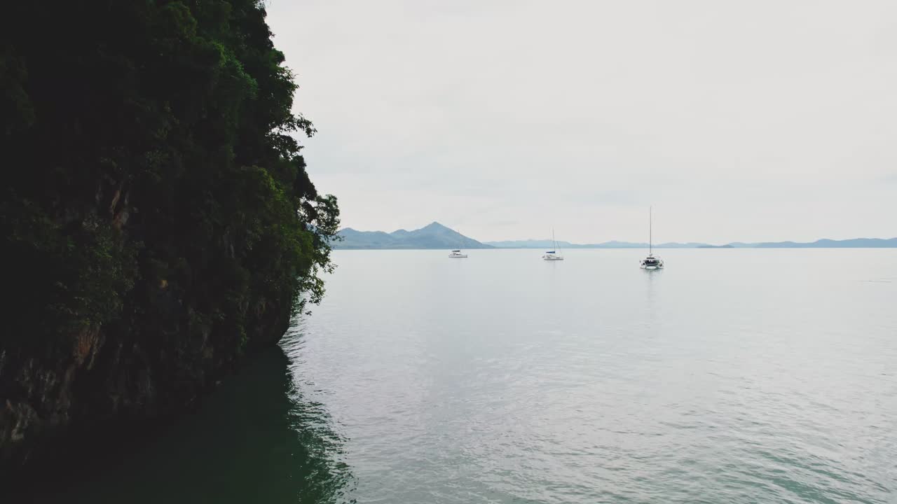태국 나가 만의 안다만 해안을 따라 있는 석회암 절벽과 고급 요트