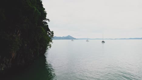 Acantilados-De-Piedra-Caliza-A-Lo-Largo-De-Las-Aguas-De-Andamán-De-La-Bahía-De-Phang-Nga-En-Tailandia-Con-Yates-De-Lujo