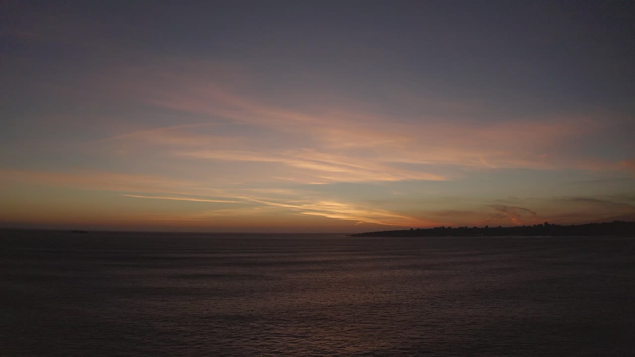 불타는 하늘과 빛나는, 붉은 보라색 오렌지색 파란색 분홍색 일몰