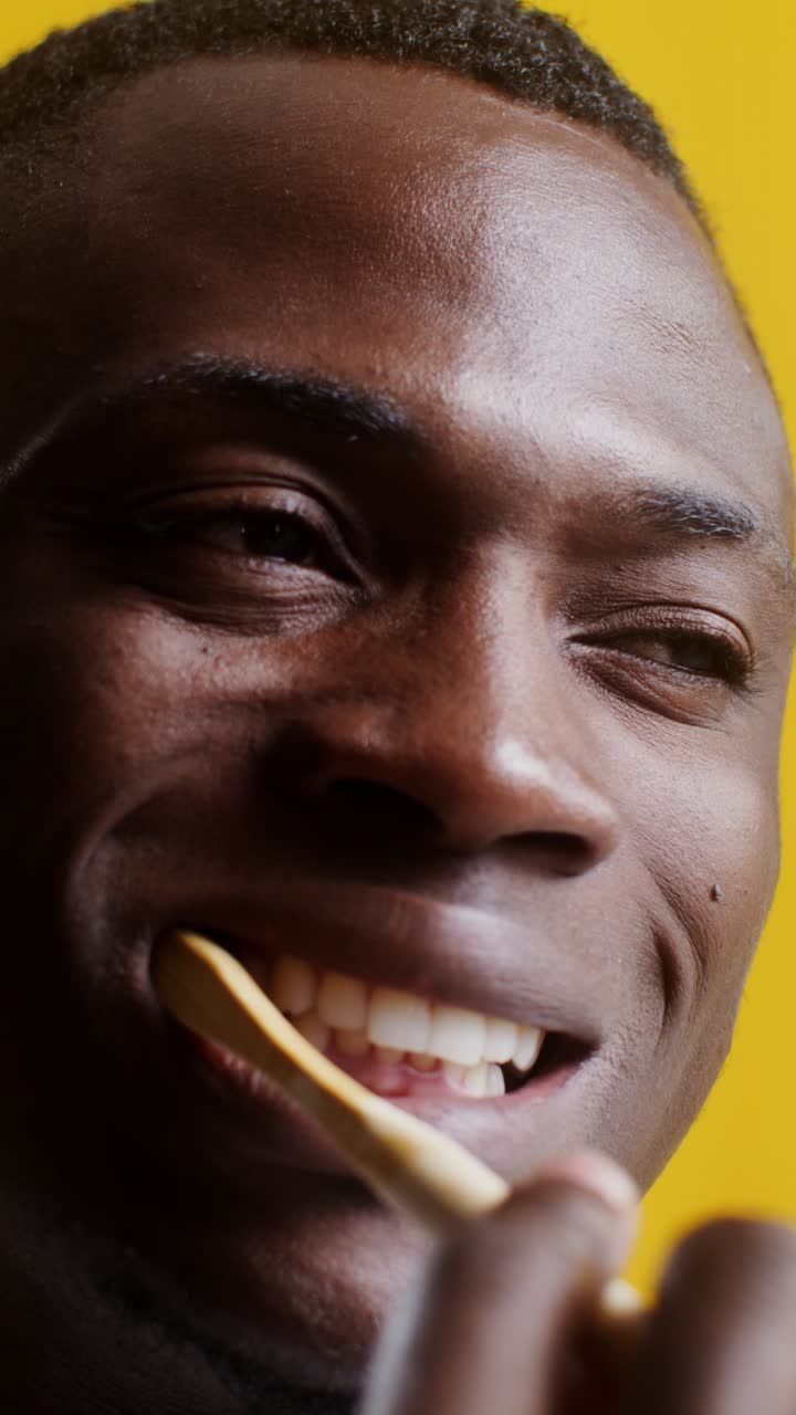 Uomo che si lava i denti