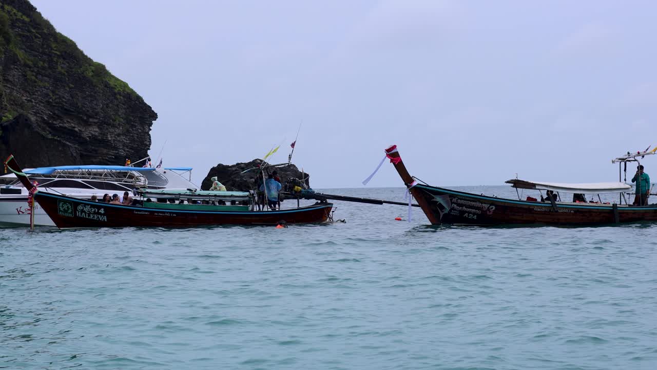 절벽 근처 의 배 들, 경치 좋은 물 을 탐험 하는 관광객 들