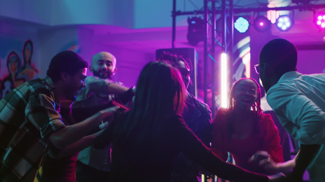 Folk der danser og fejrer til en fest med neonlys