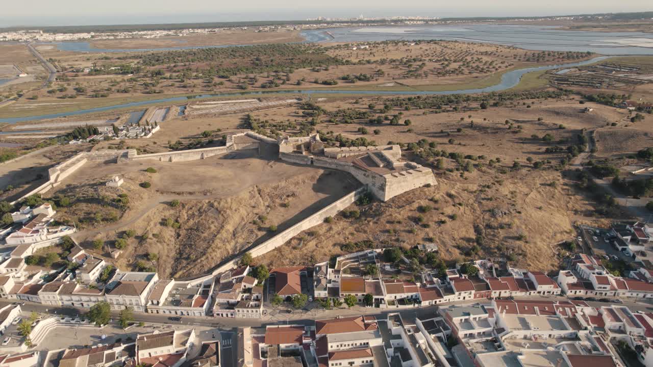 panorámica del paisaje aéreo de la fortaleza de são sebastião de castro marim con gran gasto de marismas