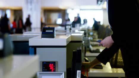 Geschäftsmann-Zeigt-Seine-Bordkarte-Am-Check-in-Schalter