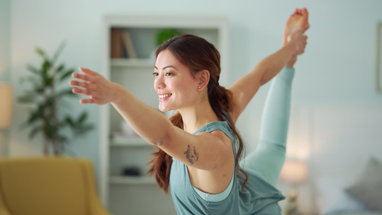 집 거실에서 여성, 요가 또는 피트니스