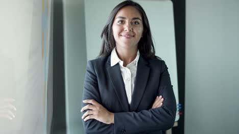 retrato de una joven empresaria latina parada en el cargo